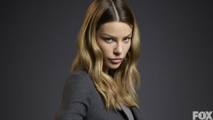 Lauren German as Detective Chloe Dancer.